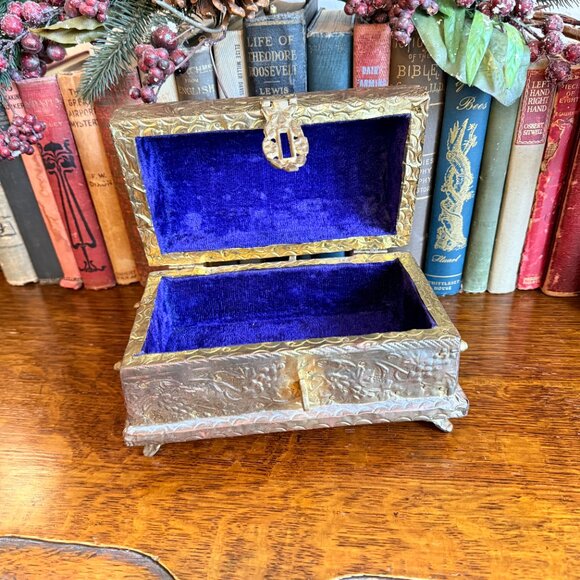 Vintage Brass Floral Repousse Domed Footed Treasure Chest Box lock & Key - Picture 8 of 17